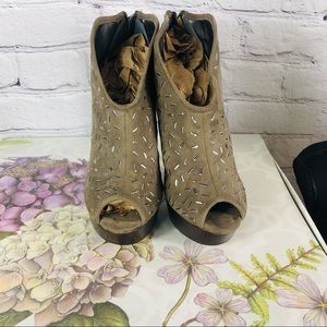 Carlos Santana: ankle heel booties size: (9 )Color Olive with silver speck